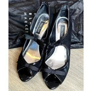 White House Black Market Peep toe suede leather Arianna bow heels size 6.5